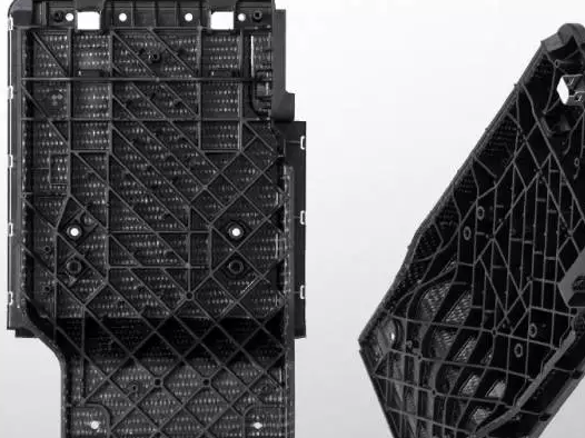 預(yù)浸帶應(yīng)用于越野車后座